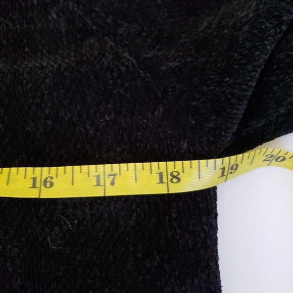 Christmas Sweater: Gorgeous, Decorative, and Warm Lisa Int., Size Small - Picture 6 of 7